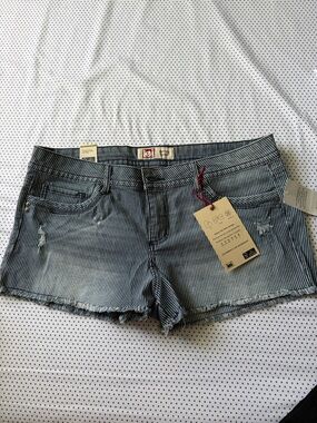 L.E.I.  Women's Blue Striped Denim Cutoff Shorts
NWT SIZE 17